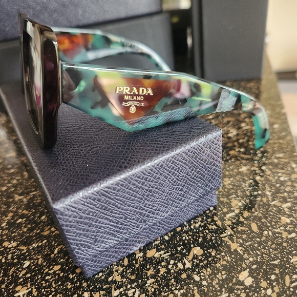 Prada - Picture 5 of 6